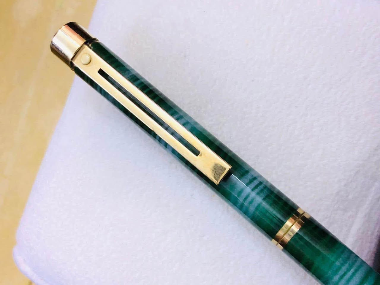 قلم شيفر ( SHEAFFER) حبر 
امريكي الصنع انتاج الثمانينات     
 ريشة ذهب خالص عيار 14 
حجري و تغليف ذهب   
لوك غير مستعمل  
للاتصال ***********
