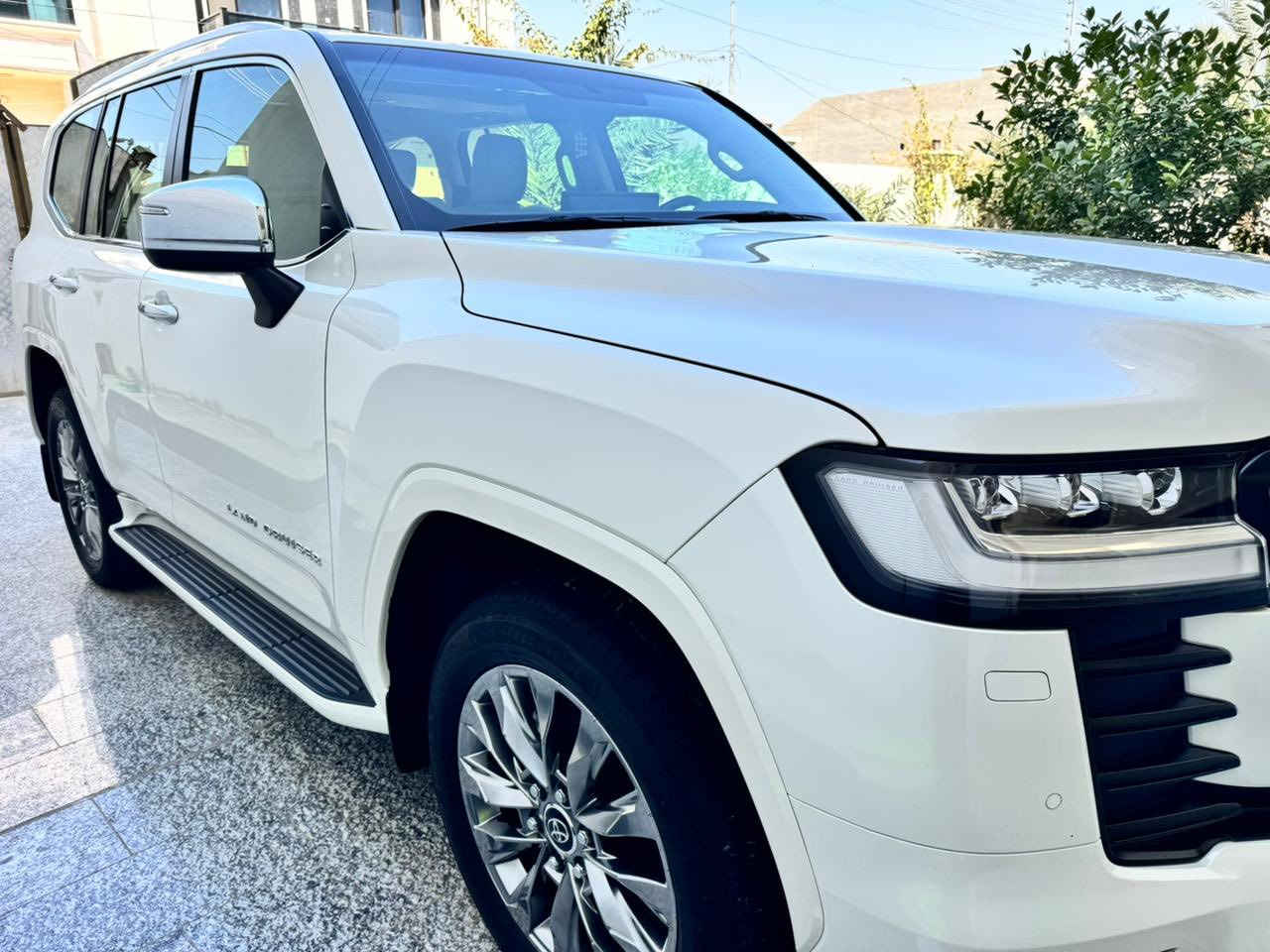 السلا عليكم ورحمة الله للبيع تيوتا لاندكروزر 2023 ماشيه 38 استلام زيرو وبعدها داخله بضمان شركه ساز 
مواصفات فول VX باب اول مكفوله كفاله عامه شرط اخت الزيرو تايرات الشركه لا بارد ولا قطره صبغ ولا رصعه وبيها سونار جديد رقم أربيل الجديد محرك 6 سلندر تنفس طبيعي مواصفات VX معروفه سعرها 675 وبيها مجال للجناي مكانها بالرمادي ***********
