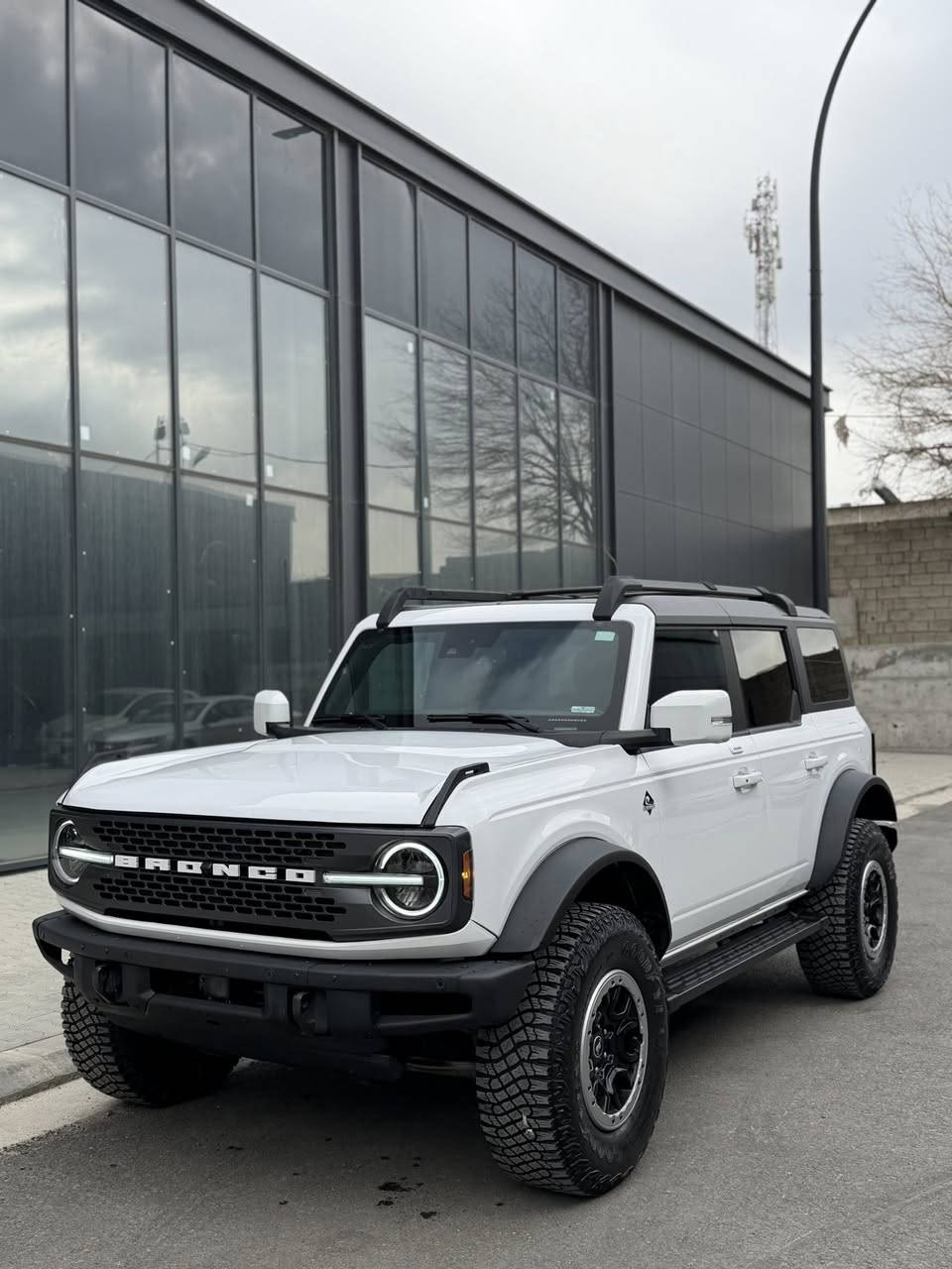 بِسْمِ اللَّهِ الرَّحْمَنِ الرَّحِيمِ
Ford Bronco OuterBanks (Sasquach pack) 2023
٥ دكم فوول
٤ سلندر  تیربو 
مواصفات ساسكواج 
٢ دفلوكات
امامي و خلفي
قفل سنتر لوك
ويالة sasquach بلادي امريكي
تاير جبلي ٣٥ goodyear
ترفیعة ٢ انج و دبلات rough country
دعامية امامي حديد بلادي
لايتات LED بلادي
سقف متحرك بلاستيك (المرغوب)
٤ كاميرات 
رادار مراية
رادار امامي و خلفي
حساسات ٣٦٠ درجة
شاشة كبير و كيج دجتال
كشنات جلد ٢ لون بلادي
كشنات هيتر و كهرباي
سماعات ماركة Bang Olfsen
امبي فاير بلادي 
تبريد قطعتين

و سيارة ربع دينار مابي مصرف
السيارة فول و سقف البلاستيك ينفرق سعرة عن السقف القماش
اذا تدور برونكو 6 سلندر فول  ماكو افول من هاي 

0770 153 7719
واتساب موجود
