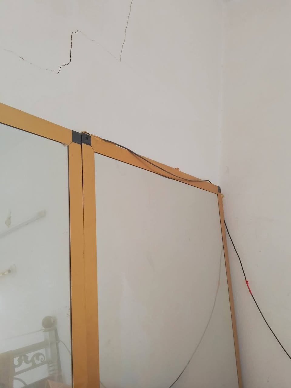 متاح مرايات عدد 3 
الطول 180 
العرض 120
مكان ديوانيه دغاره السعر 75 الف 
الاتصال ع رقم ***********
