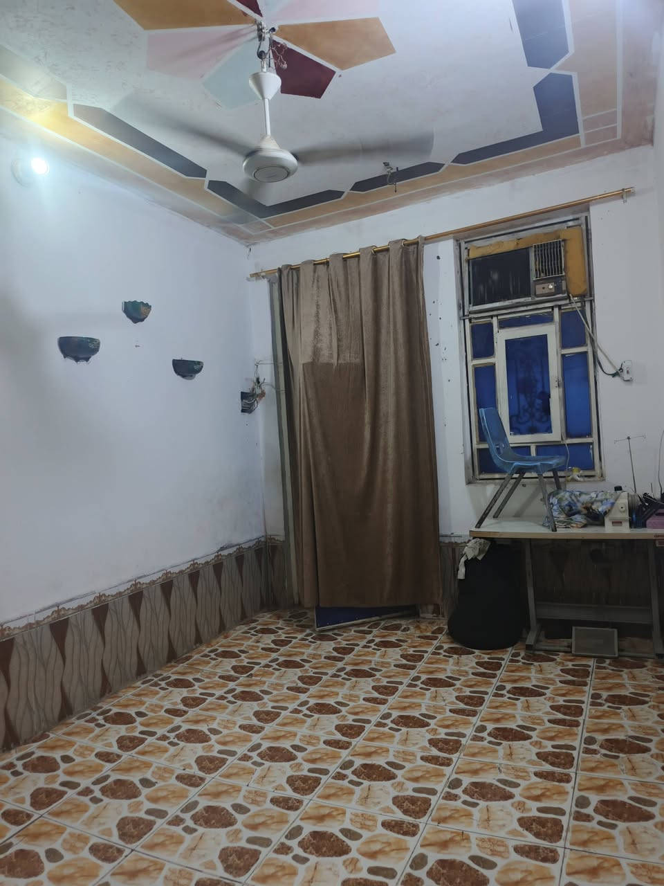 بيت البيع ناحية ازيناويه 125غرفتين جوه وغرفه فوك +تستقبال +حمام وتواليت داخلي وخارجي +مطبخ البيت كامل +صطح شتكايكر وستاره ‏‪***********‬‏واهاذه رقمي
