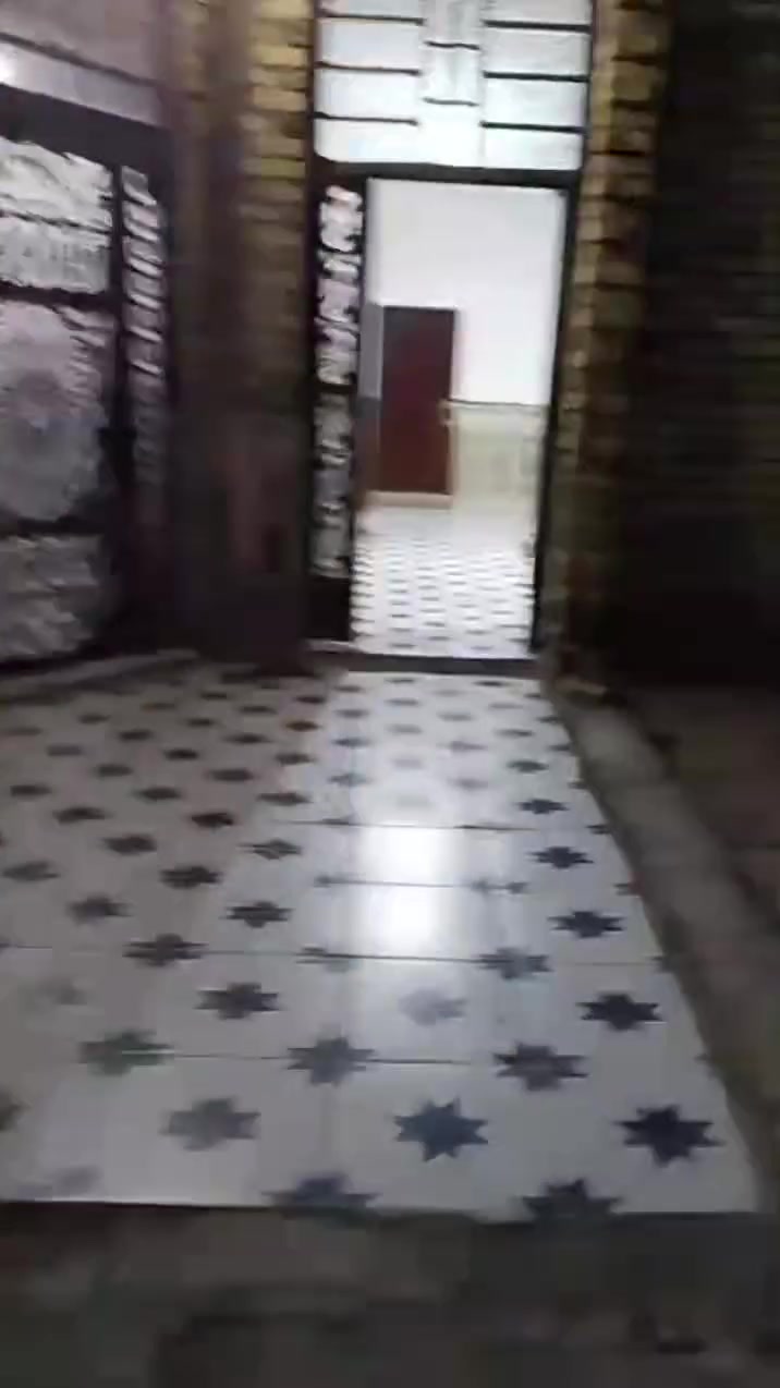 بيت للبيع مساحته 250متر المكان خلف الملعب شارع أحمد الوائلي يتكون من غرفتين وصاله ومطبخ وحمامات داخليه وخارجيه بناء مسلح للاستفسار الاتصال على الرقم ***********
