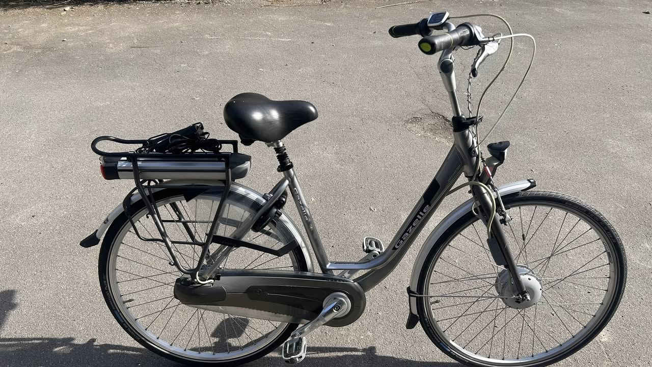 سلام عليكم للبيع دراجه Gazelle هولندية الصنع 7كير داخلي قياس 49Lباقي تفاصيل شاهد الفيديو 
السعر 400$معه الشحن كامل


**إذا كنت صاحب هذا الإعلان وتريد حذفه لأي سبب، رجاءا أرسل رسالة إلى الدعم الفني**