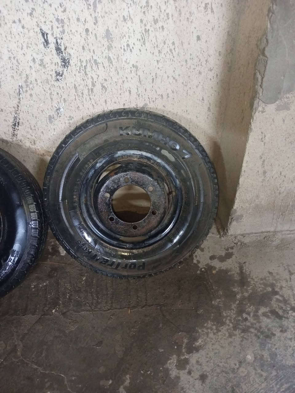السلام عليكم للبيع  تاير العدد 5
حجم 13 في كوت حي الحكيم 
***********.  سعر خاص
