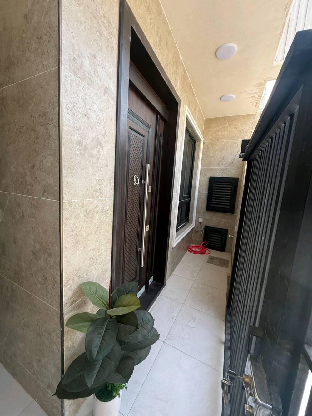 بيت للببع مجمع السلام ١٠٠متر طابقين
ثلاث غرف نوم وحمامات ٢
زيرو قبل اسبوع طلعو العمال منة 
تواثل عالرقم ***********
وين موقعه بالضبط داخل مجمع السلام؟ يعني أي قطعة/شارع/قربه من شنو حتى يسهل على المشتري يوصله؟: 
البوعيثة اول فرع بعد السيطرة