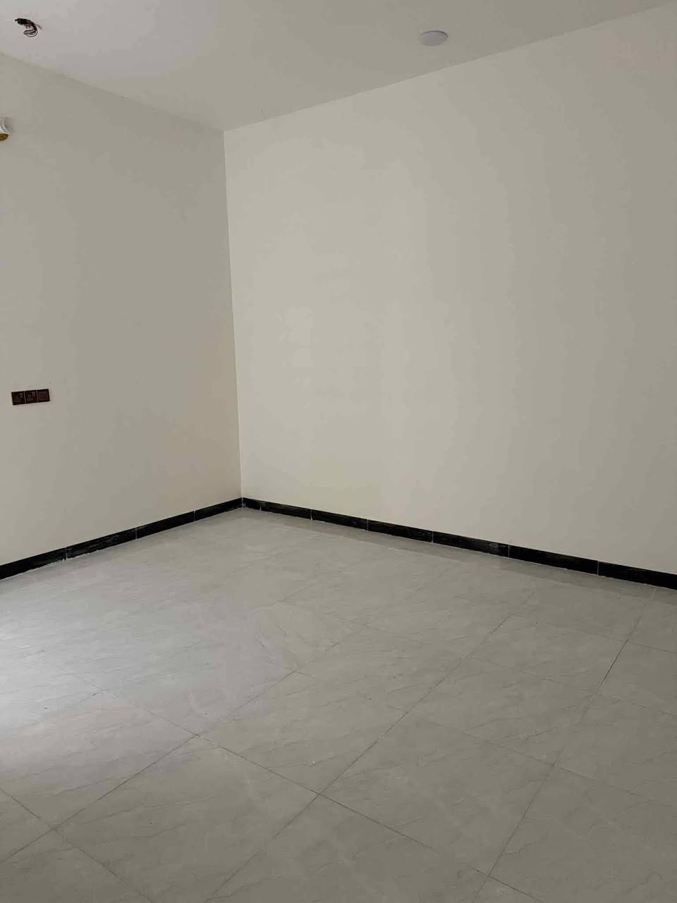 🏠 بيت للإيجار – خلف معمل الثلج الدغارة
يحتوي على:
 • غرفة نوم
 • صالة
 • استقبال
 • مطبخ
 • صحيات
 • 
بناء جديد مامسكون
، 
. ***********
وتساب  اتصال
