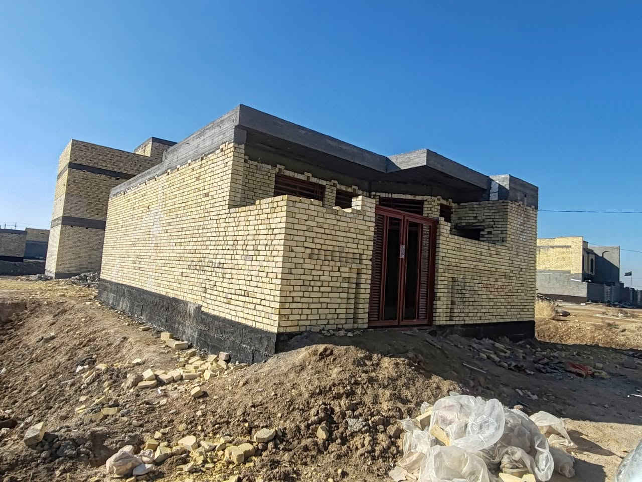 هيكل مسقف بالشهداء  مساحه ١١٠ مربعه يم الركن وجه  ٨مترو٨٠ سنتم نزال ١٢ ونص مسقف بناء درجه اولى كله طابوق عكيل دفان تراب زين شيش ماس نوعيه زينه اسمنت مقاوم شبابيك أبواب ٣ جنل قرب المدرسه خريطه مهندس *********** بيه الاتصال
