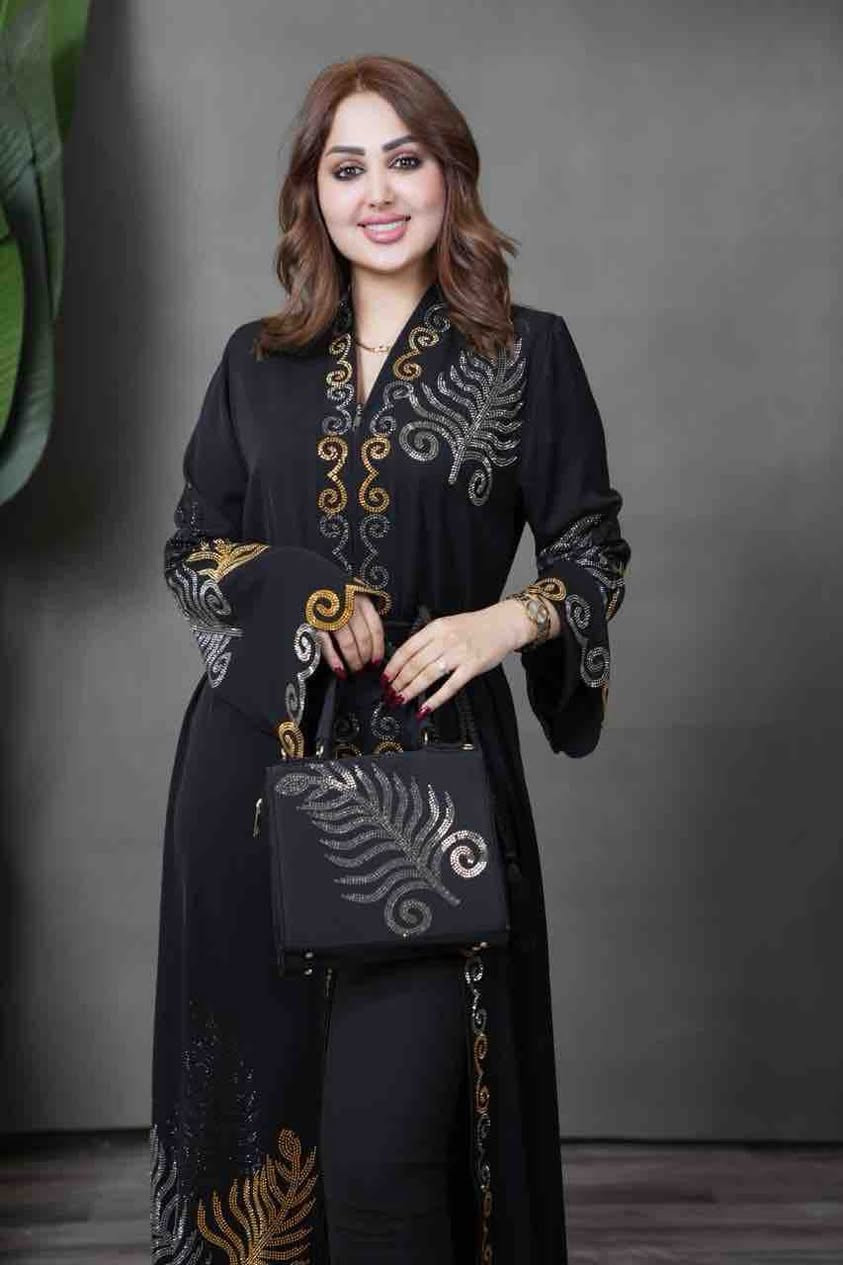 أناقة تفيض بالفخامة.. تألقي بلمسة ملكية"
استعدي لتكوني محط الأنظار مع هذه العباءة الفاخرة باللون الأسود الملكي. مصممة بعناية لتعكس جمالكِ العربي بلمسات عصرية مذهلة.
• التفاصيل الفنية: تطريز يدوي دقيق بخيوط ذهبية وفضية على شكل أوراق شجر وأشكال هندسية انسيابية.
• الخامة: قماش عالي الجودة، بارد، وانسيابي يمنحكِ راحة تامة وحركة حرة.
• الإضافات: تأتي مع حقيبة يد مطابقة بنفس النقوش لتكتمل إطلالتكِ دون عناء البحث عن إكسسوارات.
• التصميم: مزودة بحزام خصر نحيف لإبراز القوام بشكل راقٍ ومحتشم
#مكونة من خمس قطع 
#السعر 40 الف 
#التوصيل 6000 @إشارة


**إذا كنت صاحب هذا الإعلان وتريد حذفه لأي سبب، رجاءا أرسل رسالة إلى الدعم الفني**