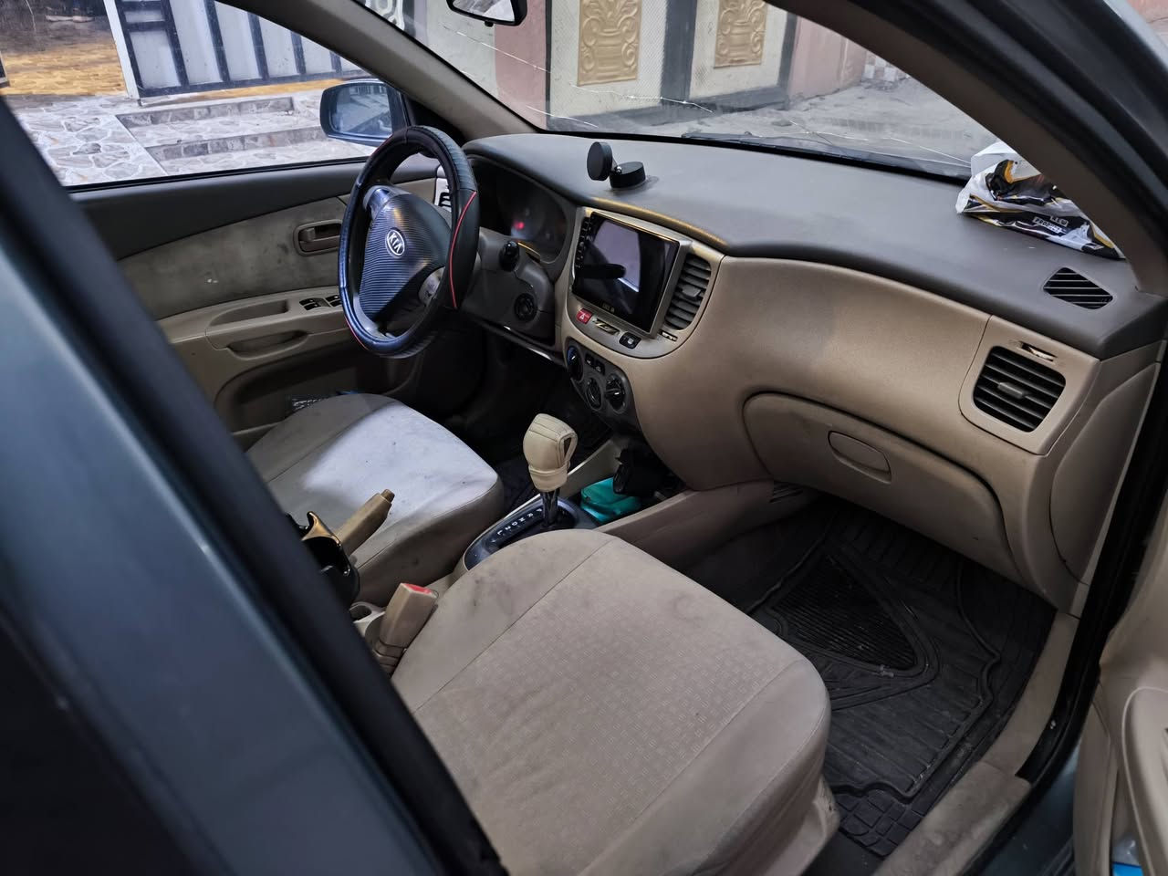 سلام عليكم 
ريو ٢٠٠٨ للبيع 
رقم بغداد مشروع وطني تريد وكالة تحويل حسب القناعة 
تبريد تدفئة كهربائيات كلها شغالة عدا جام الي خلف السائق طخم مبدل جديد .. تايرات الأربعة جديدة 
سعر ٧٧ $
***********
***********
