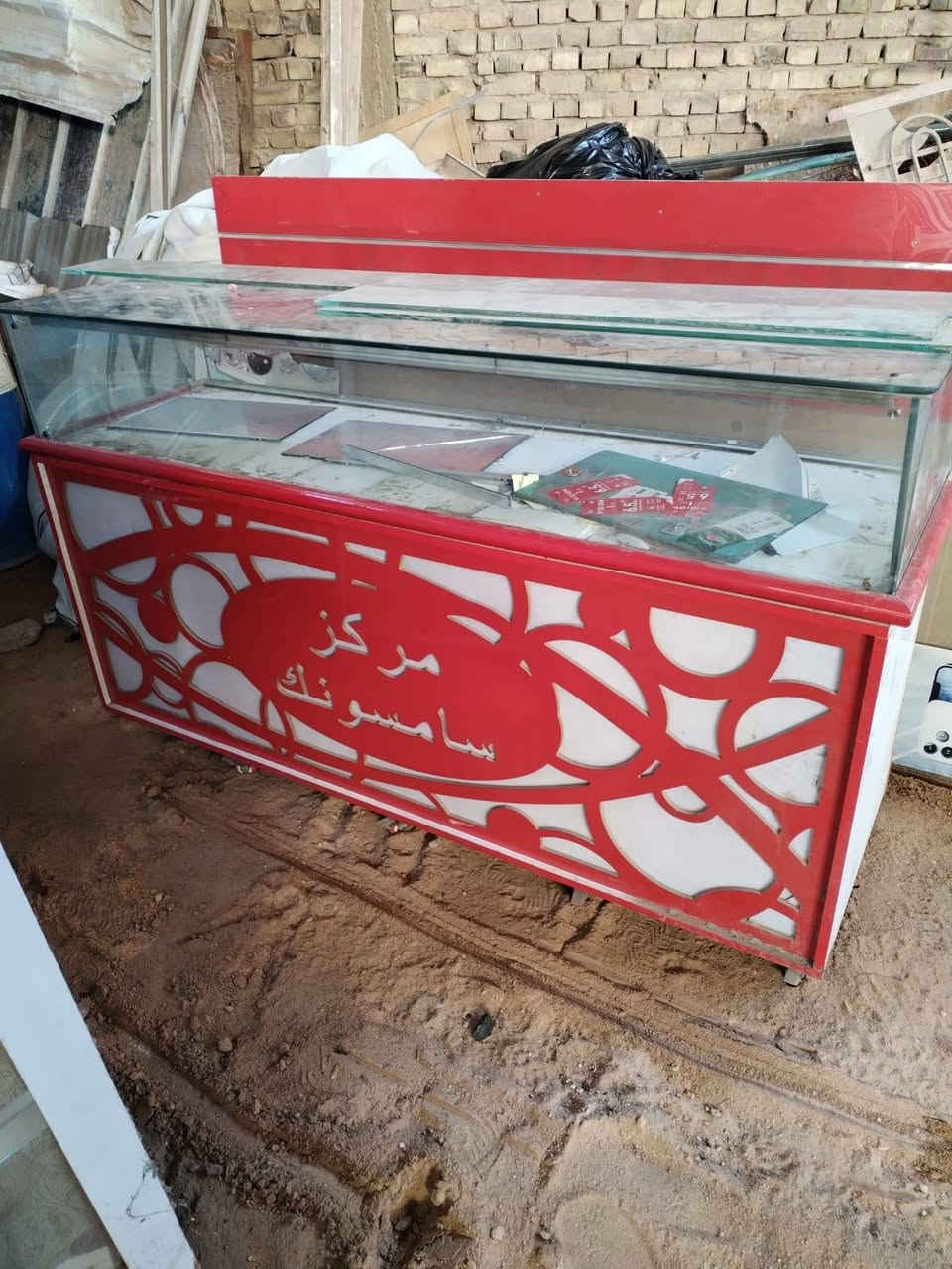 ميز تزكام امداف مترين شرط نضافة 100
ميز جام متر و20 
لوحات عرض عدد 3 
فاترينا كاملة انارة بيهة تخبل نضافة 100
مكاني النجف الكوفة حي ميسان
***********
