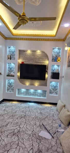 دار للبيع مساحه ١٠٠متر حي التحدي
اساس كونكريت بناء حديث طابوگ سقف كونكريت يتكون من ،
 استقبال 5.5 ×3 
مطبخ 5× 3.5 
صالة 4×4
غرفة 
منور 
ارضية بوسلين 
سقوف جبسن بورد كل البيت وانارة مخفيه 
السعر ٦٠ مليون مع المجال البسيط 
للاستفسار اكثر الاتصال على الرقم او راسل واتساب ***********
