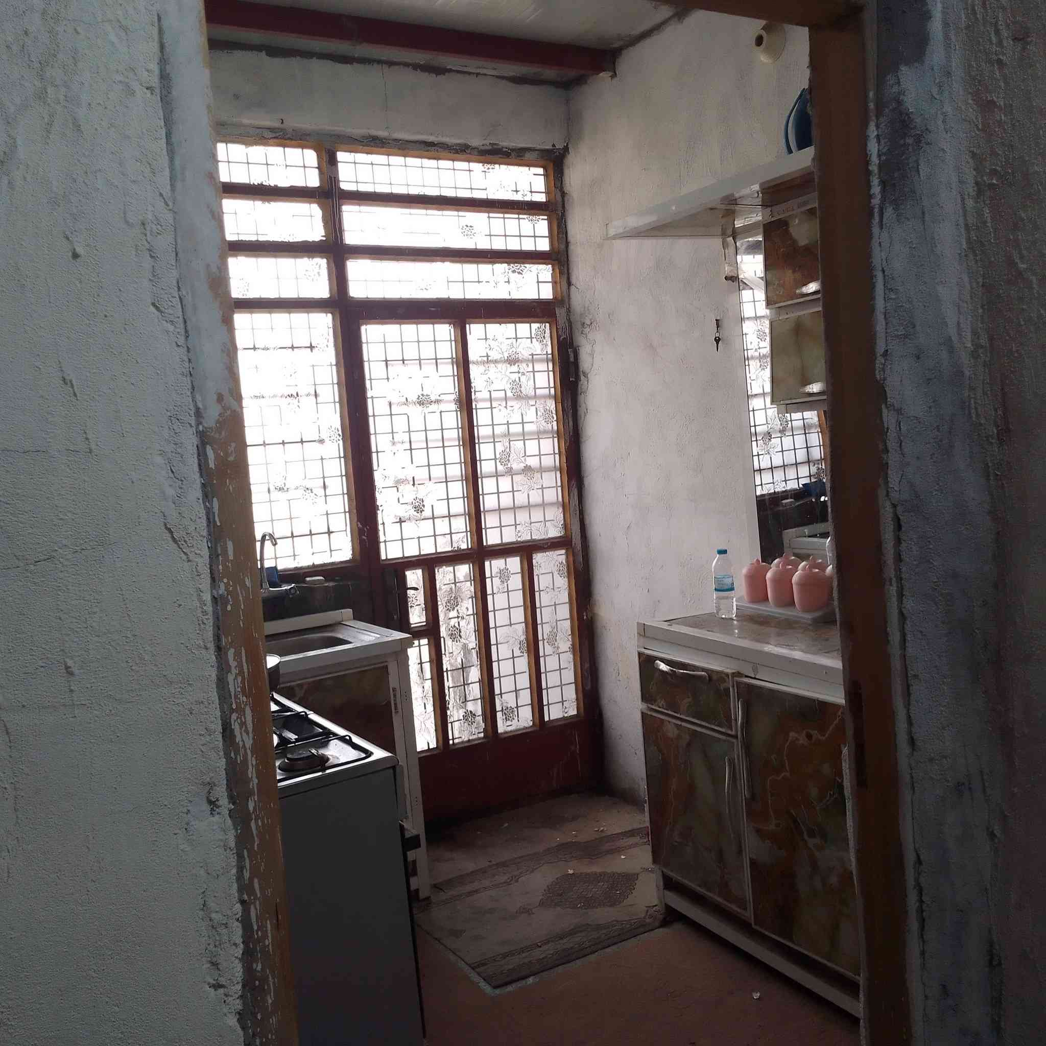 دار للبيع المساحه 90 متر يتكون الدار على استقبال ومطبخ وصاله وغرفه نوم وحمام وترك  موقع الدار حي الشهداء مقابيل التصنيع اي استفسار على هاذه الرقم *********** واتساب والمازنجر مفتوح
