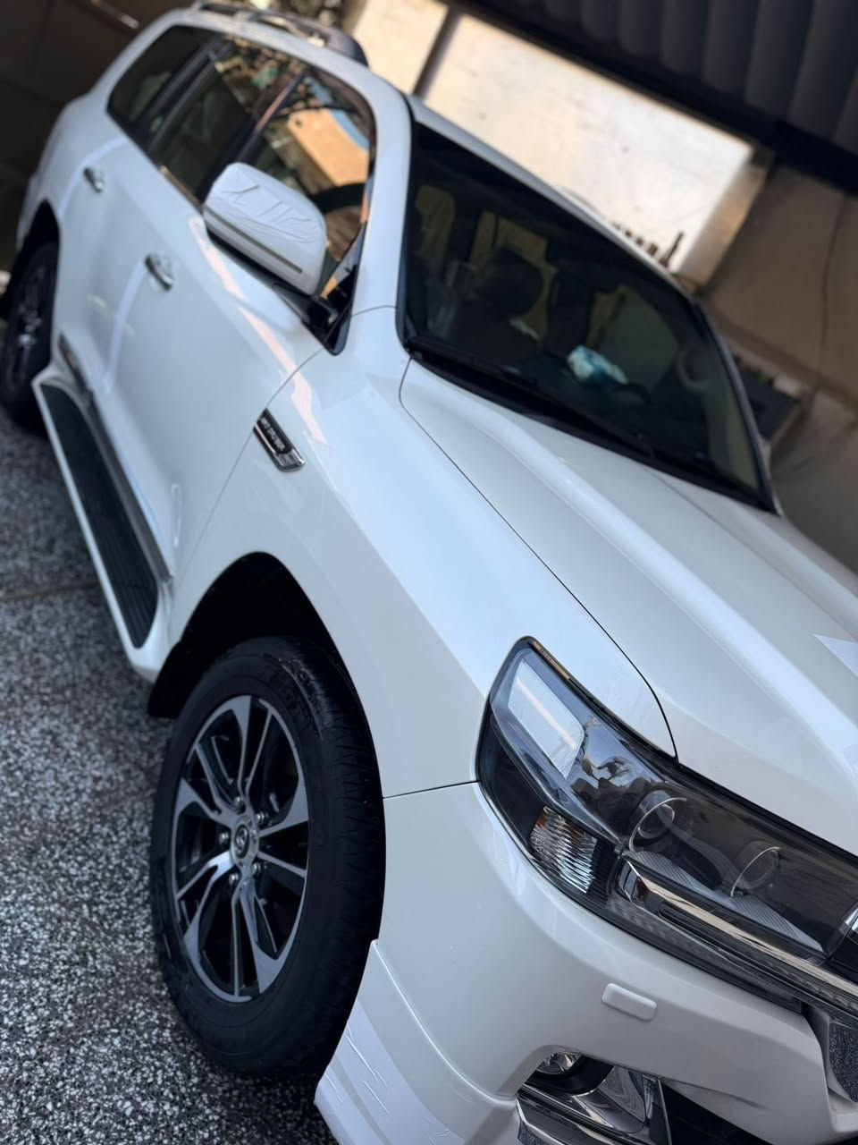 السلام عليكم بيع او مراوس
لاند كروز 2021 ساز خليجي كراند تورنك أصل 
فول مواصفات تطبيق 3 شاشات عداد لكزز ليزري  5 بصمات باب خلفي شفط ويل عدد 5 فول مري قلاب مواصفات للاخير معروفه مواصفات الگراند تورنك 
السيارة رقم أربيل بأسمي شخصياً ماشية 85الف كيلو متر 
السيارة بيها ملاحضات بسيطة مكانين باردموضح سعر 548   ورقه
مكان السيارة: بغداد  
للاستفسار: ***********
