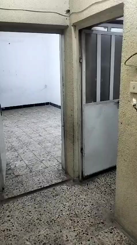 قاط ثاني بيت كامل مسلح نظيف للأيجار ماء كهرباء معزول قطاع ٧٦ فرع عريض قرب الشارع العام التواصل للأتصال *********** ملاحظه الدرج خارجي معزول
