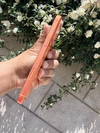 ايفون 17 برو ماكس  اي سيم ذ 256 بطاريه 99 حدتث وصارت هيج جهاز اخو الجد...