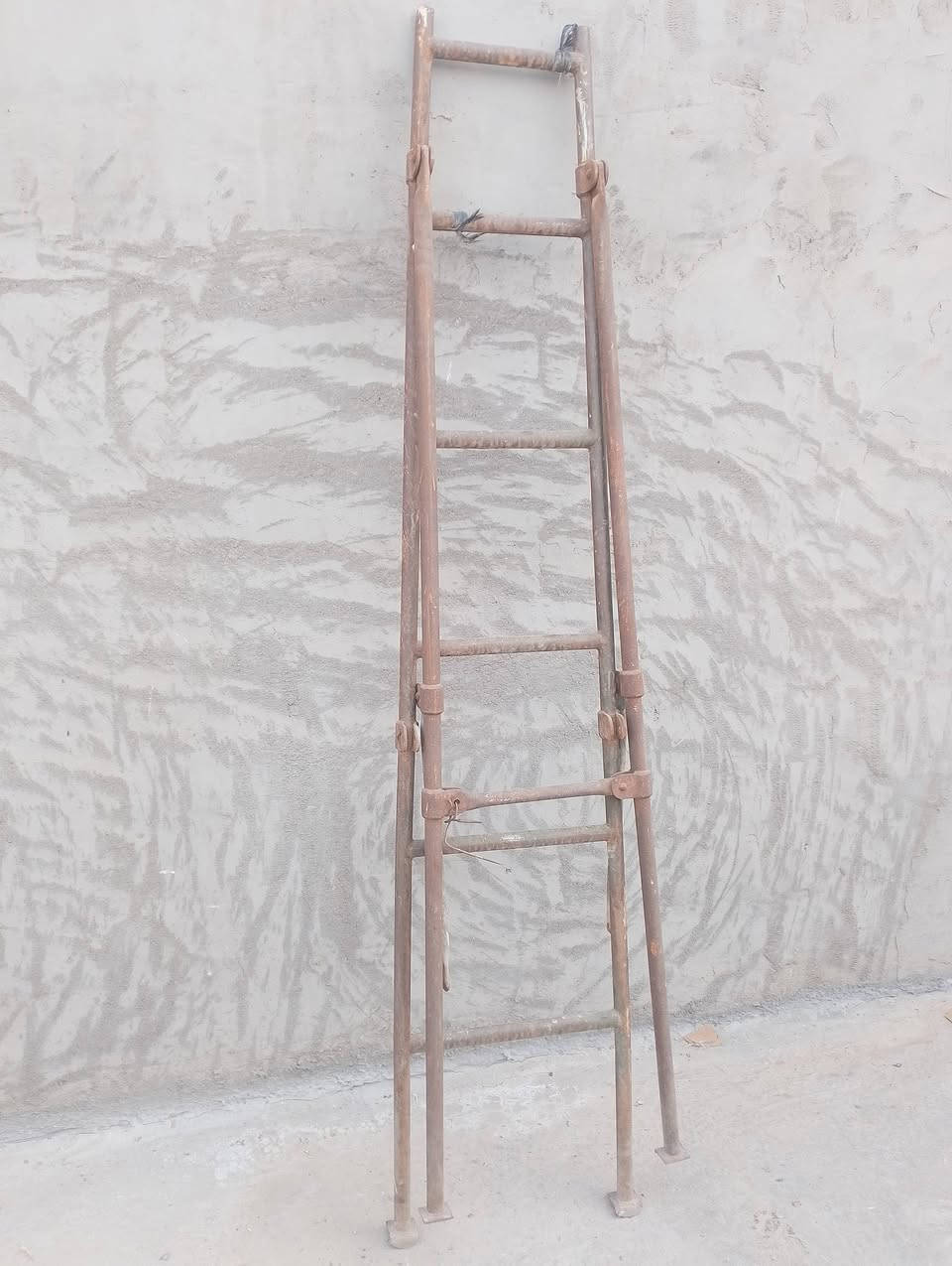 سلام عليكم سنك فافون نضيف قياس50في100 سعر 15 سنك مرمر اخو الجديد قياس 56في 100 سعر 50 ميز حديد ثقيل عرض 75طول 3متر ارتفاع متره ونص سعر 150 درج ارتفاع240 في 40 حديد ثقيل درج قديم عنواني بغداد شهداء البياع يتوفر ايضا توصيل  ***********
