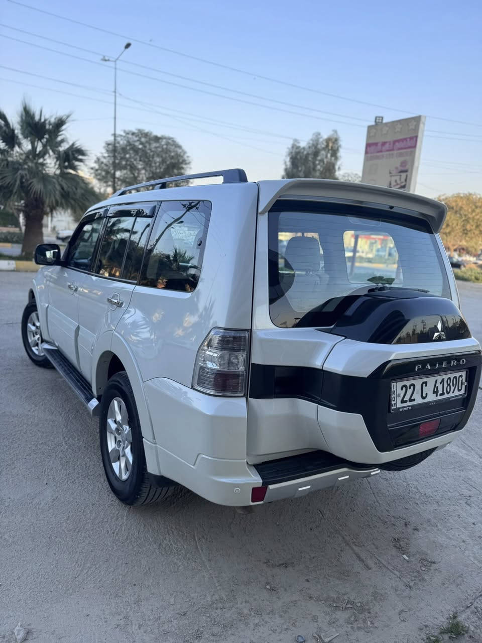 بسم الله الرحمن الرحيم
للبيع باجيرو موديل 2017 
الموصفات حبتور المعروفه
فول فول 1/1
السياره مكفول عام من الضربة والصبغ والتكحيل والخدوش 
المحرك والگير برغي مامفتوح علي وضع 
الشركة بصورة جيدة جدا 
السياره ماشيه 114 كم حقيقي 
دواخله وخارجي نظيف 100/100
4 تايرات جديده تبريد والتدفئة شغال
2 سويج الشركة معها
رقم اربيل الدولي جديد
السياره بقضاء كلار تابع محافظة السليمانية 
تحويل وكالة حاضر السعر 205$ ومجال قليل ***********
