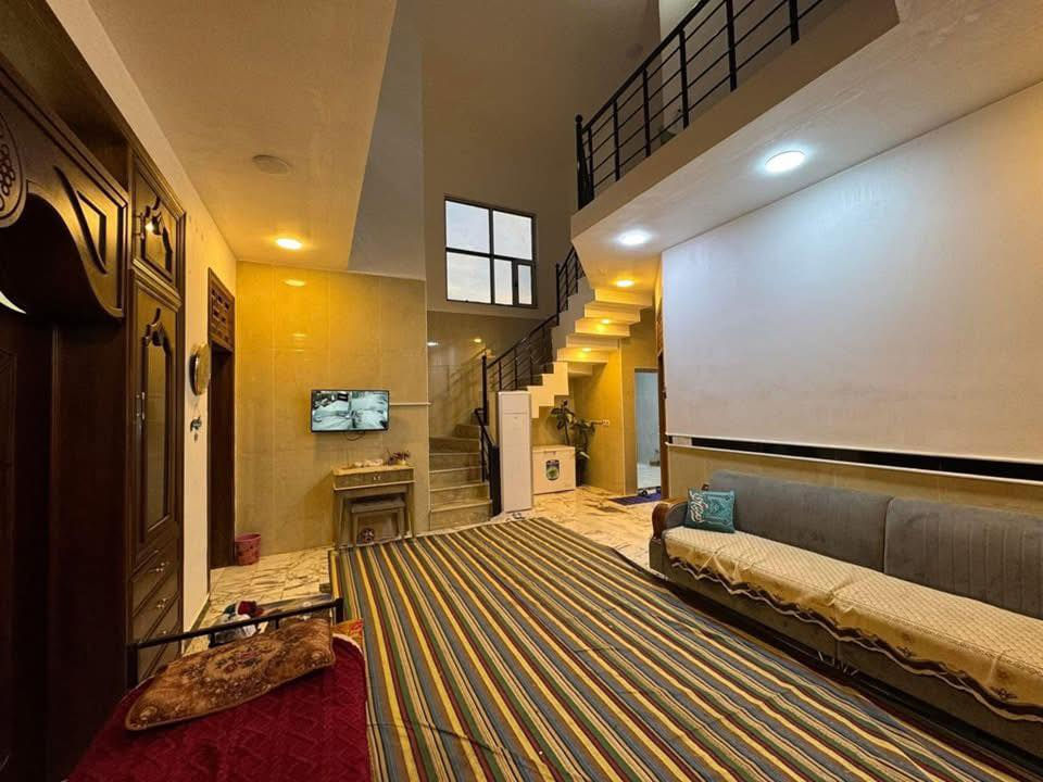 دار للبيــــــــــع
زويـــــــر الغربـــــــي

خلــــــف محطـــــــة بتــــــــه (شارع 10م تبليط) 

تقسيـــــــٰـم حسيــــــــن رضـــــــا الثانـــــــي 

           سنتر على شارع التقسيم الرئيسي

________________

المساحــــــة // 200م #طابـــــو #زراعـــــي #سنـــــد25 

الواجهـــــــــة // 10م

النــــــــــــــزال // 20م

________________

الطابــــــــــــــق الأرضـــــــــــــي

غرفـــــــــــة وصالـــــــــــة وهـــــــــــول ومطبـــــــــخ ومجـمـــــــــع صحيـــــــــات وگــــــــــراج وحديقــــــــــة ...

الطابــــــــــــــق الثانــــــــــــــــي

غرفتيـــــــــن وهــــــــــول ومجمــــــــــع صحيـــــــــات 

للأستفســـــــار عــــــن السعــــــــر يرجـــــــىٰ الاتصال

مكتب أملاك بابل للعقار

كرامه شارعً الضريبه مقابل التخطيط العمراني 

***********
