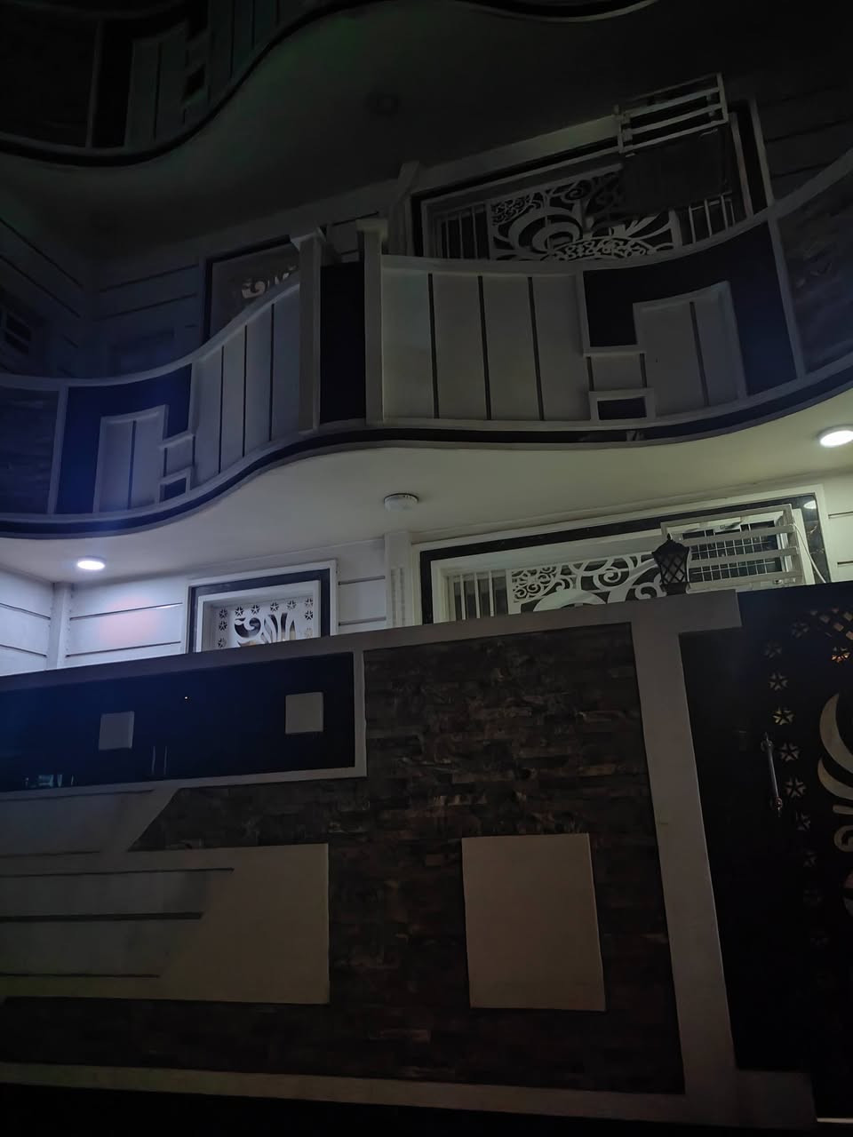 للبيع بيت ٢٠٠م واجه عشره التحرير الجاهزه بصف التجاري إله واجه عدد ٢ على شارعين من الإمام ومن الخلف يتكون من ٤ غرف النوم وصاله واستقبال ومطبخ موقع ممتاز معروض في مكتب النوارس للعقار للاستفسار خاص واتس اب ***********
