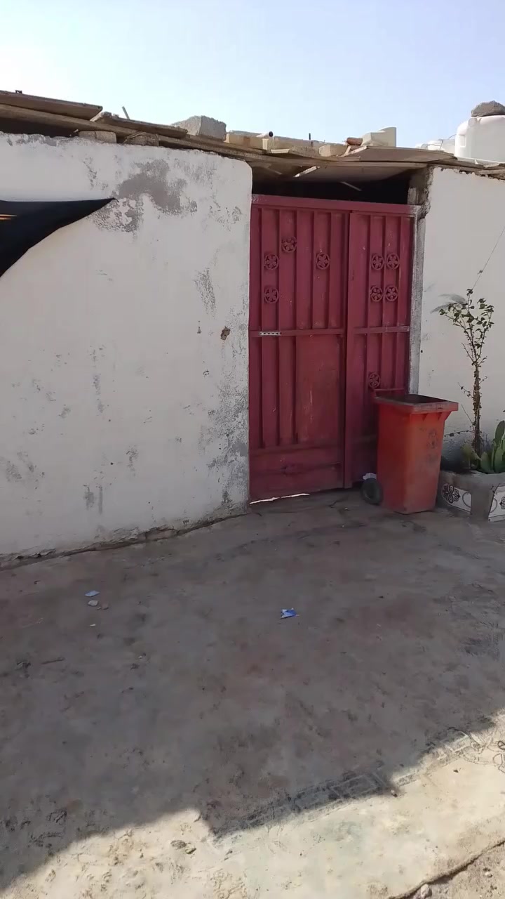 بيت تجاوز مشمول بتطويب بي وصل بنأء جديد وملبوخ ومرتب مكانه كلش حلو بحي الحكيم بصف شارع ابو لبنان يحتوي علئ غرفتين وصاله كبيره وديوانيه ومطبخ وصحيات سعر (22) بي مجال ***********
