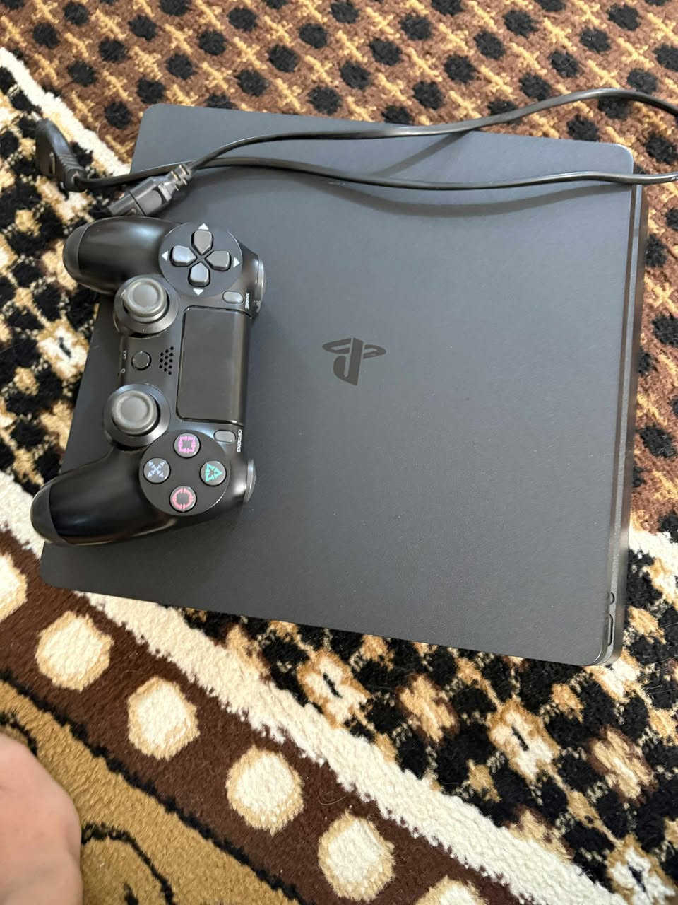 السلام عليكم ورحمة الله وبركاته PS4 للبيع استعمال شهر نضيف جداااااااا 
السعر 250 وبيه مجال لل تواصل : ***********
