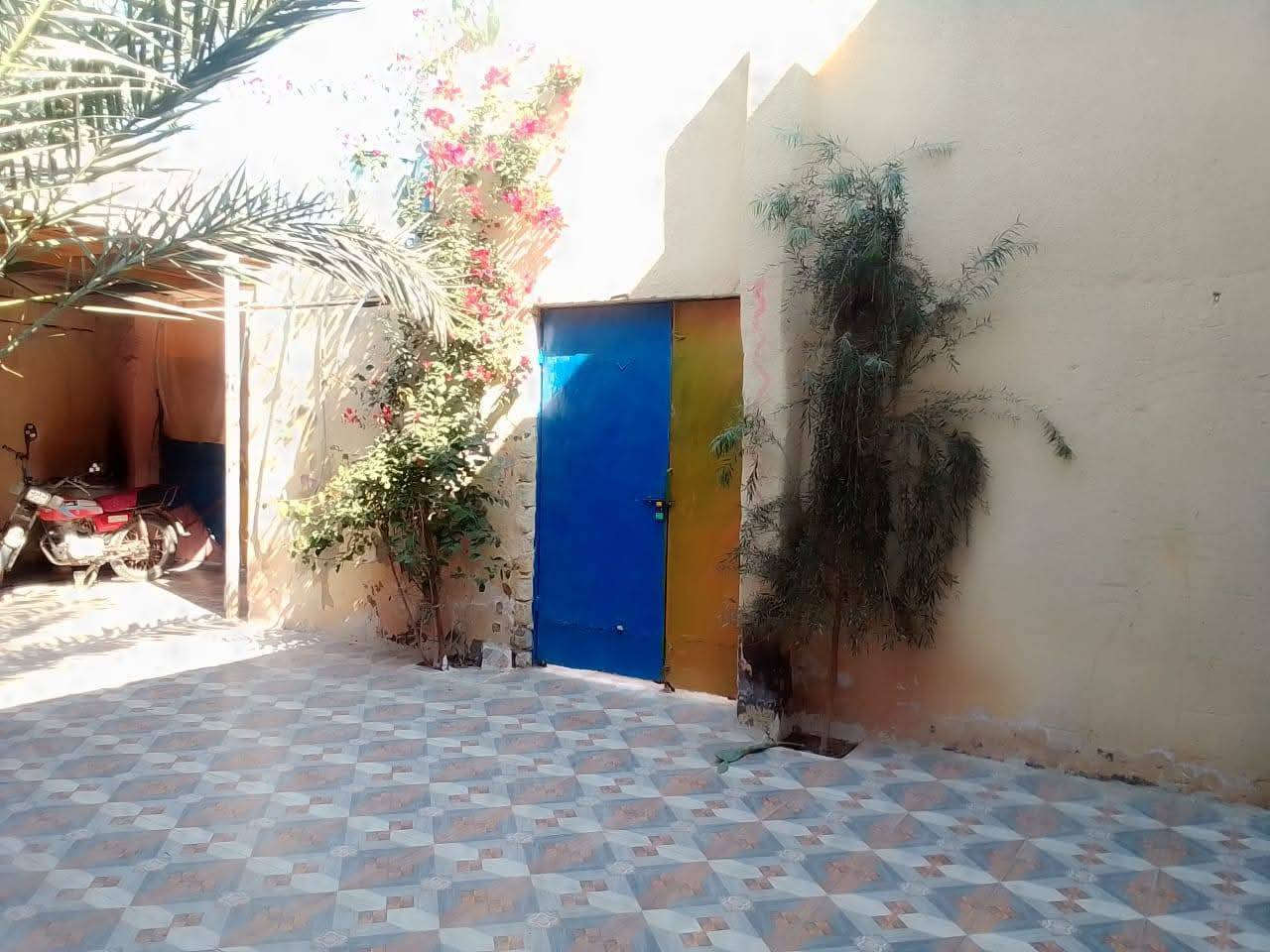 بيت للبيع الهارثه حي الشهداء قرب جامع النباء العظيم قريب ع مدرسه وعياده ومستوصف زراعي ٣٠٠ متر يتكون من ٣ غرف وديوانيه وهول ومطبخ ومشتملات ٤٠ مليون وبي مجال للاستفساراتصل ع رقم ***********
