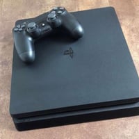 عدي بلي فور سلم نضيف وشغال 100% يجي ويا جويستك عدد2وشاحنه ولاسلاك كامل...