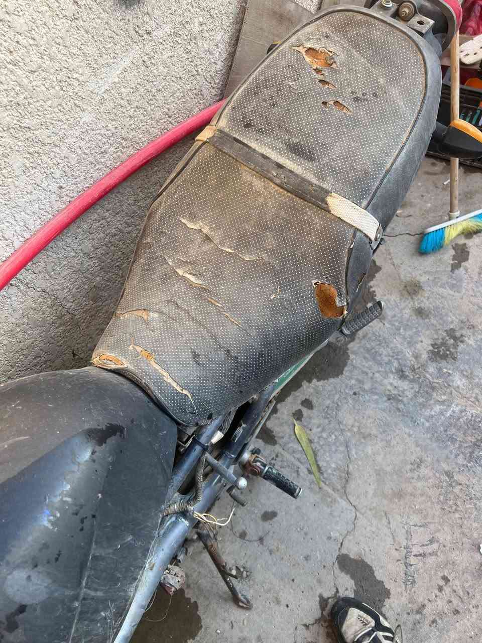 سلام عليكم بانده ربع للبيع بدون مكينه بيهه ظفيره كامله وعقل كوم حديد مكان بغداد البياع ***********
