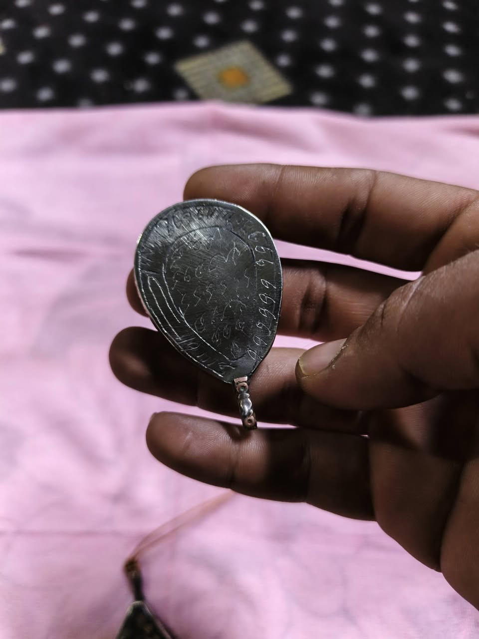 سلام عليكم ميداليات قديمه تحفيه او محبس مطلسم كلش حلو تحفه من طراز القديم سعره شلع بلاش 75 تفاصيل عله هاذه الرقم ***********
