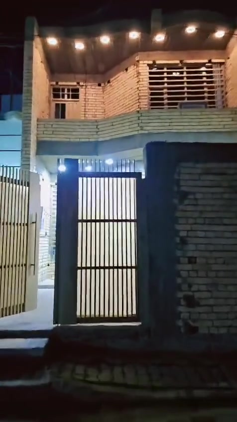 السلام عليكم بيت للبيع المساحه ١٣٠ متر طابقين يحتوي البيت على غرفتين نوم وصالتين واستقبال ومطبخ وحمام٢ بناء حديث بناء ٢٠٢٥ نقص ارضيه كاشي العنوان حي طارق قديم فرغ السمكه بيت ركن قريب على الشارع العام رقم التليفون *********** السعر خاص
