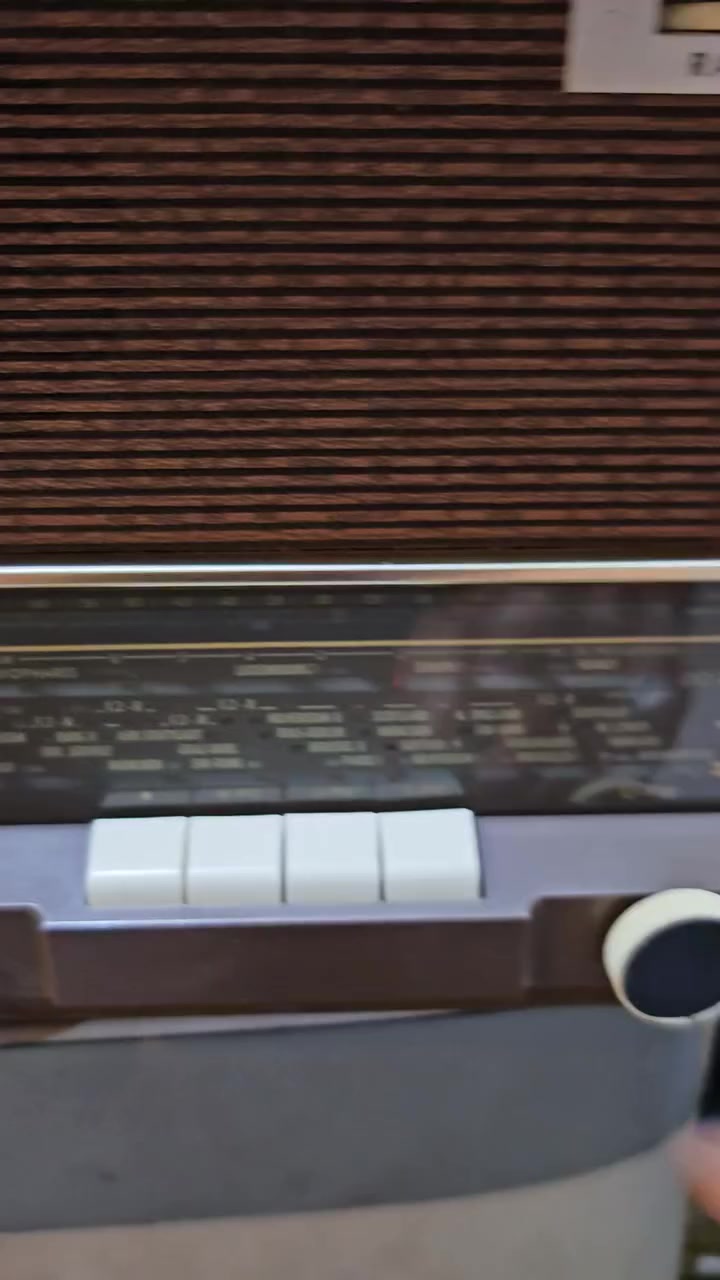 راديو Philips المعروف باسم "Radio-Compass"، وهو راديو  من إنتاج شركة فيليبس الهولندية ويعود تاريخ تصنيعه (1959/1960) ابعاده 43*19.5*20 نظافة 95% للاستفسار الاتصال على الخاص او  الرقم *********** يوجد توصيل لجميع المحافظات
