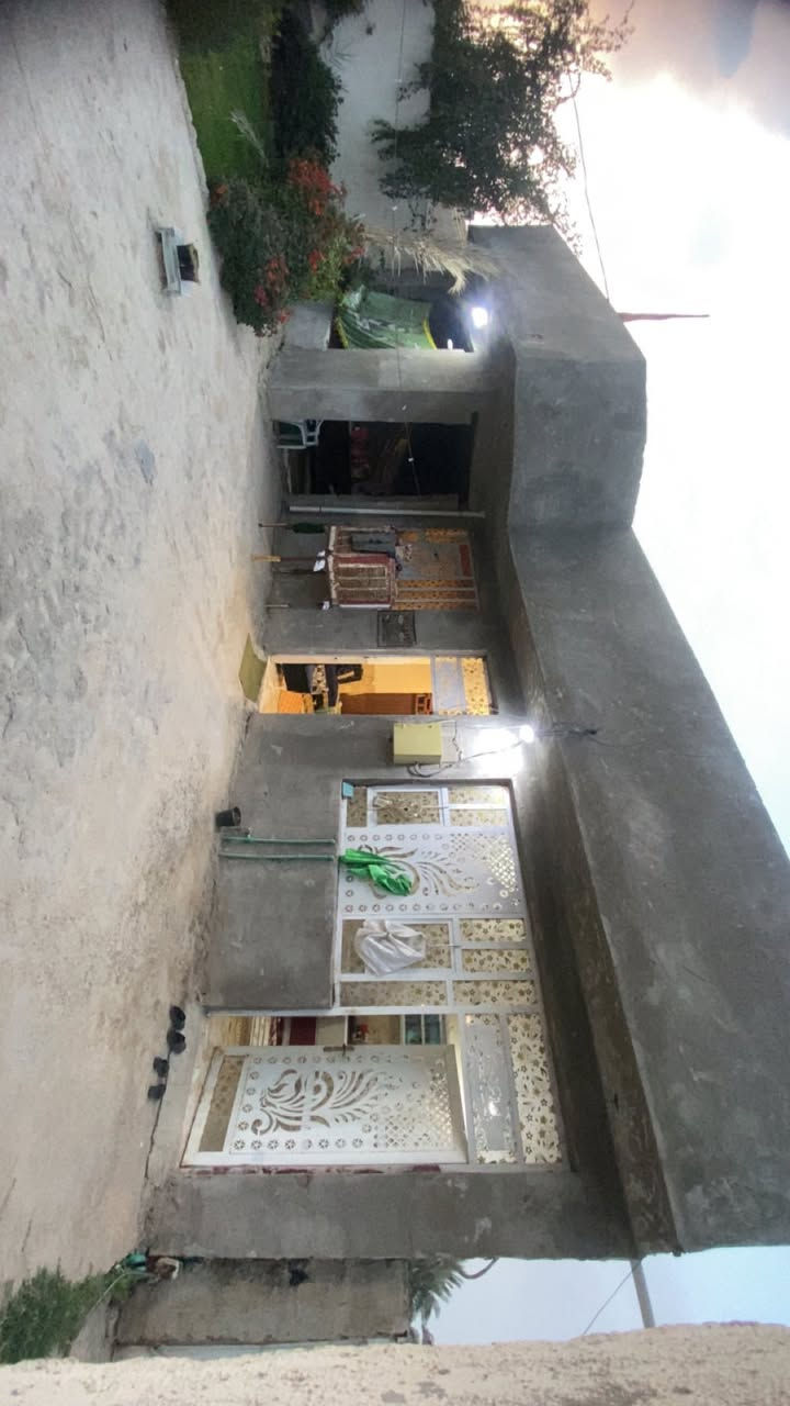 السلام عليكم دار للبيع مساحه 250متر تفاصيل استقبال ومطبخ وغرفتين نوم وصالة  وحديقه    العنوان خلف  بيت جاسم لكويجو قرب الحسينه جمال زليزل البيت زراعي سند 25 اي استفسار على الهاتف  متواجد     ***********   السعر. 60 وبي مجال
