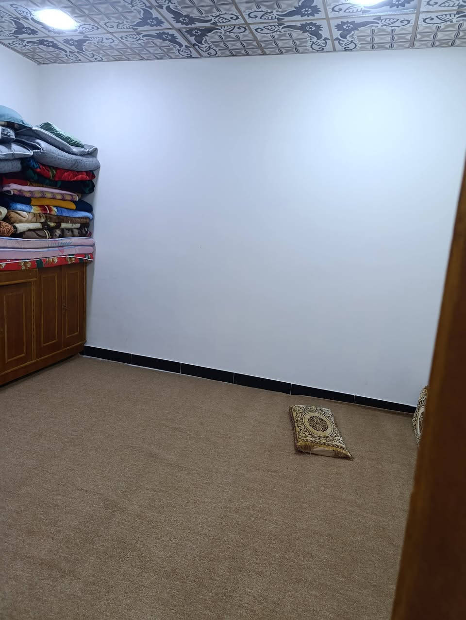 السلام عليكم بيت للبيع الفيروزية شارع 11 مساحته 171 متر طابقين غرفتين جوه وغرفتين فوك ديوانيه جبير 6ونص طول 4ونص عرض وصاله جبير وفوك صاله هم جبير ومشتملات طابوزراعي سعره 130 مليون بناء بلوك رقمي ***********
