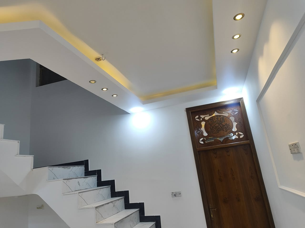 السلام عليكم بيت للبيع بالبكرلي طابو زراعي سند 25 خلف جامع سلمان المحمدي
مساحه البيت 100 متر بناء 2025 

يحتوي على غرفه واستقبال وكلدور ومطبخ وحمام وصحيات خارجي وداخلي ومناور ثنين الغرفه كبيره البيت كامل على اخر شي 

البناء طابو صب كونكريت مسلح 

////////******//////////

السعر المطلوب 91 مليون وبي مجال 

///////

لليرغب بالشراء مراجعة مكتب عقارات حسين المعموري 

الكائن في البكرلي قبل جامع سلمان المحمدي او مقابيل الطاقه الكهربائيه 

او الاتصال على الرقم *********** حسين المعموري
