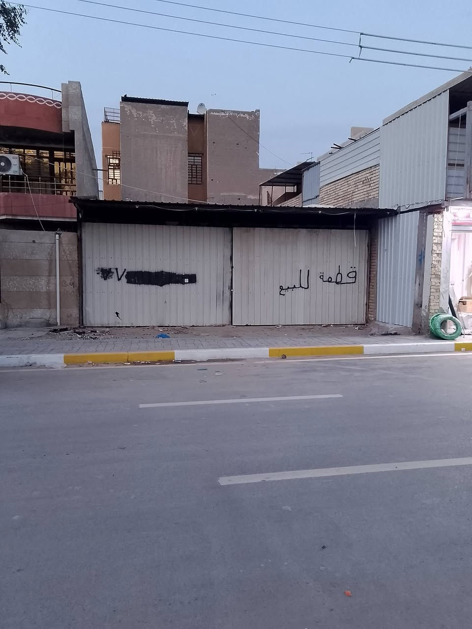 السلام عليكم قطعة أرض للبيع حاليا جملون اومخزن المساحة 180 متر واجهة 9 نزال 20على شارع تجاري شارع حي البساتين شارع احمد الوائلي جان متأجر بمليون ونص تريد تأجره اوتستثمره  اوترهم بناية للاستفسار اكثر الاتصال ***********
