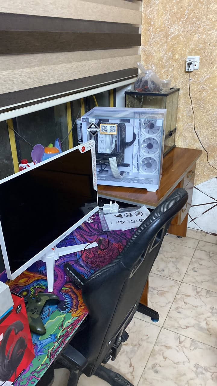 السلام عليكم تحميعة للبيع تفاصيل جوه….
مواصفات الكيس (PC Specs):
• المعالج: AMD RYZEN 5 5600X (سداسي النواة، أداء جبار للألعاب).
• كارت الشاشة: ASUS RTX 3060 DUAL 12GB OC (النسخة البيضاء، تدعم تتبع الأشعة).
• اللوحة الأم: MSI B550M-A PRO.
• الرام: TEAMGROUP T-FORCE 16GB (8*2) 3600MHz RGB WHITE.
• التخزين: M.2 WD GREEN 1TB NVMe (سرعة عالية جداً).
• المبرد: DEEP COOL AG400 WHITE (تبريد هوائي ممتاز وهادئ).
• الباور سبلاي: GALAX 650W PLUS BRONZE.
• الكيس: DARKFLASH TH285 WHITE (تصميم زجاجي جانبي وأمامي مميز).
الملحقات (Peripherals):
1. الشاشة: GAMEON 24 inch FHD | 180Hz | 1ms IPS WHITE (سلاسة فائقة للألعاب التنافسية).
2. الكيبورد: Bloody AT87 Alpha Optical Switch (سريع الاستجابة جداً مع إضاءة RGB). الكيبورد هذا مشتري طلب خاص وحده سعره الجديد مالته 135$ اني دابيعه مستعمل اقل ال ٣ اشهر بهواي ب 100الف 
3. الماوس: GLORIOUS MODEL D PRO SKYLINE (لاسلكي، خفيف جداً واحترافي).
4. السماعة: HYPERX CLOUD 2 (أشهر سماعة للألعاب المحيطية).
…………….
التحميعة بعدهي بالضمان 
جميع الكارتونات الأصلية متوفرة.
• وصل الشراء الأصلي موجود لضمان القطع.
السعر المطلوب: [1,750,000] وبيه مجال بسيط


**إذا كنت صاحب هذا الإعلان وتريد حذفه لأي سبب، رجاءا أرسل رسالة إلى الدعم الفني**