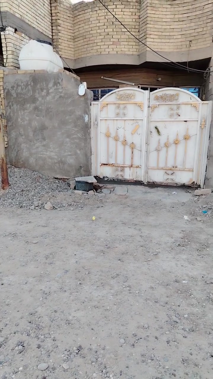 السلام عليكم بيت للبيع شارع المشورع قبل المستوصف ب 3افرع استقبال غرف نوم خدمات الاضية صب بس الاستقبال بورسلين السعر 45وبي مجال للشراي هاتف ***********بي واتساب
