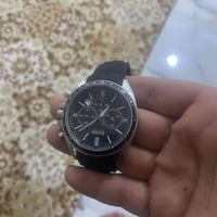ساعات للبيع مثل ما موضح بالصور مستعملات بشكل قليل وما بيهن اي خدوش الي...