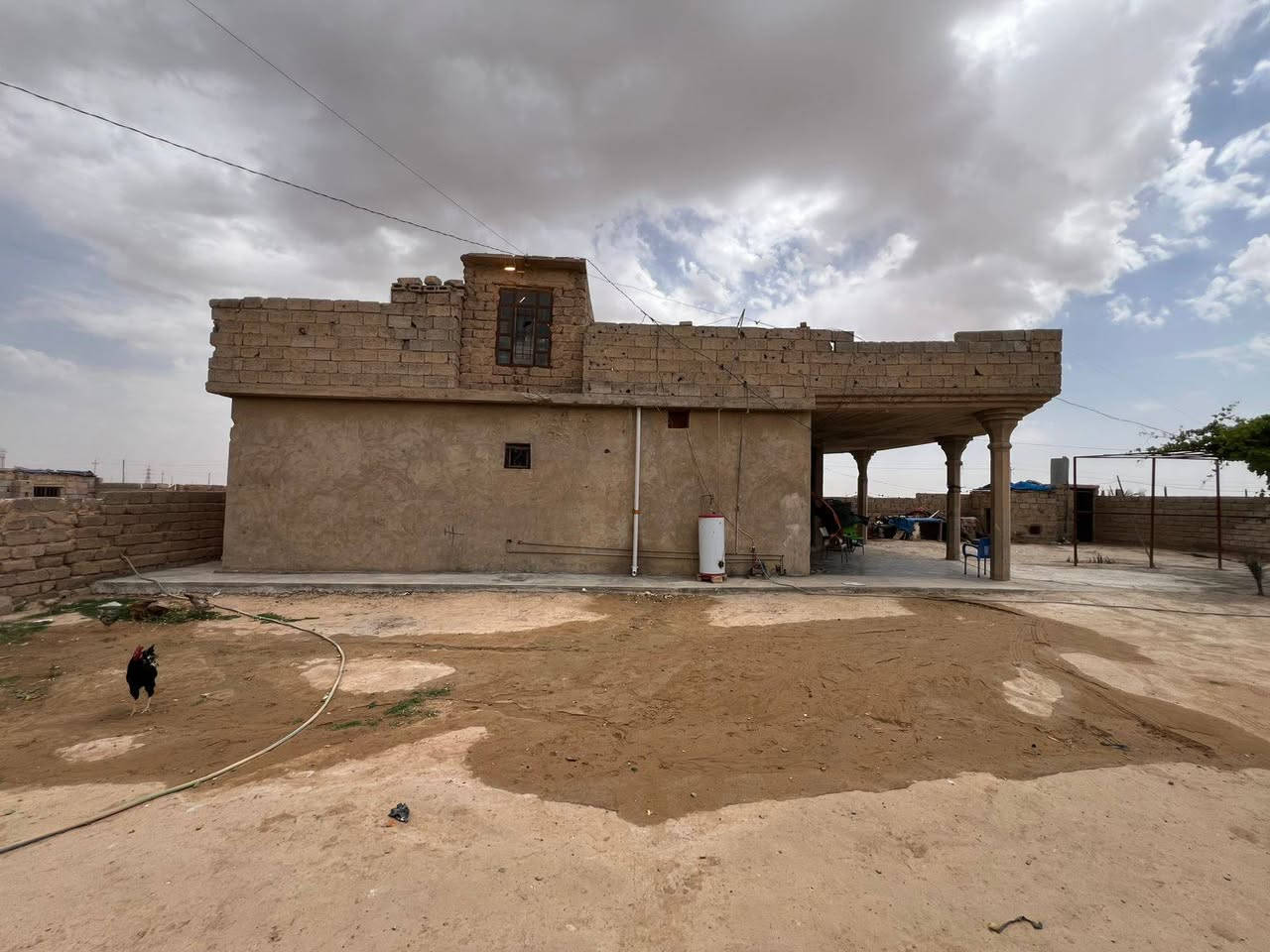 السلام عليكم بيت للبيع بدايت تل ابو جراد البيت مكون من غرفتين وستقبال وحمام داخلي كليدور ومسلك ومطبخ البيت يرادلع تعديل شي بصيط مي وكهرباء وخير من الله الكاع طابو زراعي بسمنه)السعر 15 وبي مجال شي بصيط  للتصال (***********)
