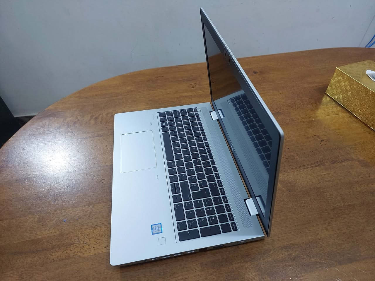 السلام عليكم ... لابتوب ماركة HP بلون مميز جدا...شاشة حجم 15.6 واسعة بدقة FULL HD 1080  ..... رام  حجم  16  كيكا  نوع DDR4 ...هاردين خزن الاول حجم 256 نوع SSD  والثاني ايضا نوع SSD حجم 128 كيكا..معالج جيل ثامن كور 5    ...بصمة اصبع ...ال لابتوب جديد بمعنى الكلمة  وسلم وشكلة حلو وشحنة  فوق الممتاز  ملائم للدراسة والبرامج الهندسية والاعمال وغيرها مكاانه بغداد السعر 225$  للاستفسار الاتصال *********** او *********** (واتس)
