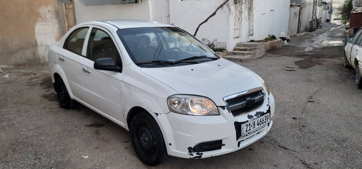 ئەڤیو ٢٠٠٦
مەکینە گەورە 
گێر عادی 
تەکسی بوە رەنگی بیلادی شینە کراوەتەوە بە سپی
پێشو پشت کەپسە چەکوشی نیە 
تۆزێ سەقفی تەعدیلە بێ برانەوە 
گێرو مەکینە بەشەرتی  هەڵمیشی نیە 
 زۆر جایزە  هەمو گیانی ئشەکات 
سەنەوی بەسەر نەچوە 
٤ تایەی تازەی لە سەرە 
تەبریت لە جێیا ئشەکات مەزبوتە
هەزەو بەرادی تازەیە 
بەشەرتی تەحویلو براوەو غەرامە 
                                                       ژ.م  *********** السليمانية, العراق
