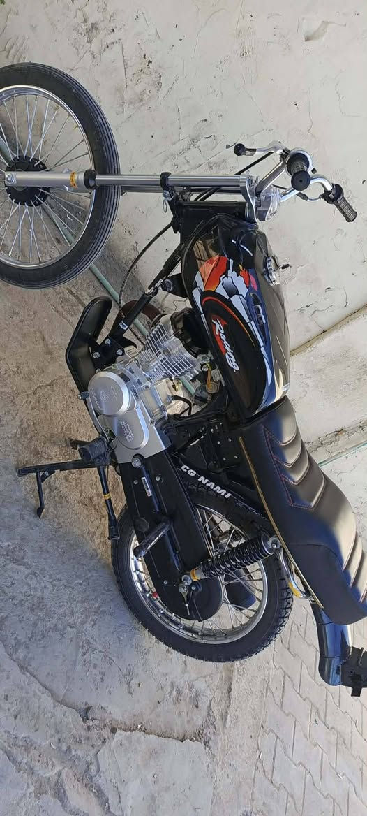 السلام عليكم دراجة للبيع شاصي 25 مكينة سيجي دراجة جير من الله ما صارلهة شهر من معمرة وهاذة رقمي ***********
