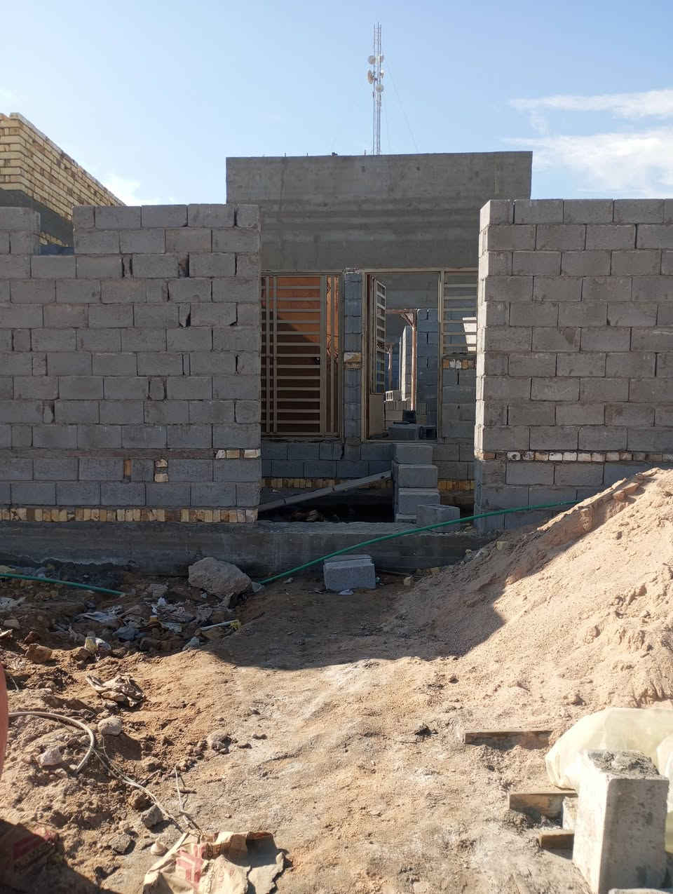 السلام عليكم هيكل للبيع المساحه 150متر سند25 موقع كلش حلو المكان بصره شط العرب كردلان شارع الشهداء كامل خدمات ماء وكهرباء وتبليط للاستثمار ***********
