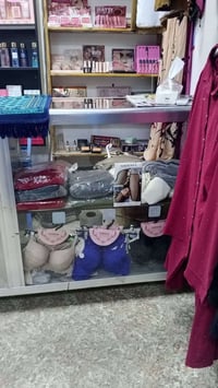محل ملابس وكوزمتك كامل من كلشي  للبيع  العنوان نهاية شارع النائب مجاور...
