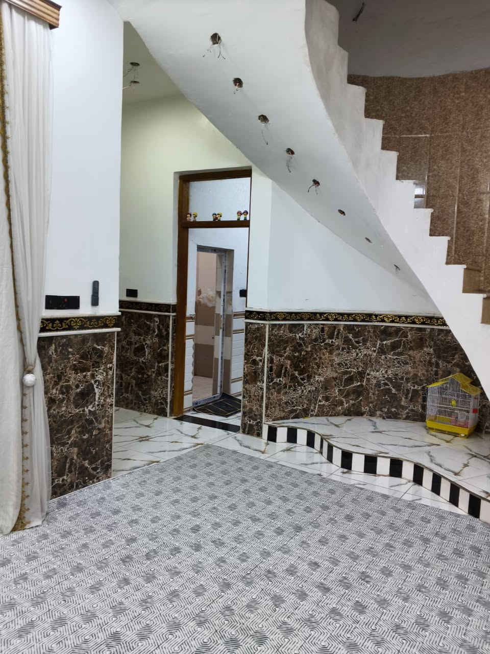 بيت البيع مساحه 200الكحلاء حي النهضه+964 780 550 5105

