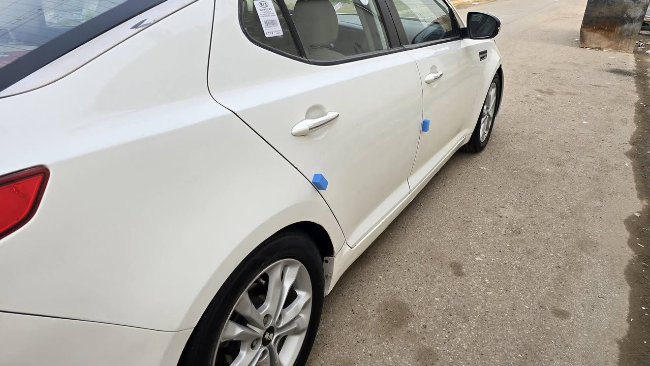 السلام عليكم كيا اوبتيما خليجي موديل ( 2013 ) مكفوله من الضربه والتبديل بيه طخه بين داير والباب الخلفي الجهى اليمنى مع رش الجاملغ الأمامي الأيمن تجميل بدون ضرر داخلي شرط سياره جديده وجاهزه من كلشي محرك 2000 دوش شرط مامفتوح بيه برغي مواصفات السياره شاشه كامره ويل كب بلاجكتور فول تحكم مريات شفط شفتات بالسترين تبريد قطعتين حساس خلفي بك لايت لد يدات نيكل ابلاد مكاني ناصريه مركز للاتصال ( *********** ) السعر ( 123 ) رقم بغداد دولي باسم ولد صديقي تحويل مباشر
