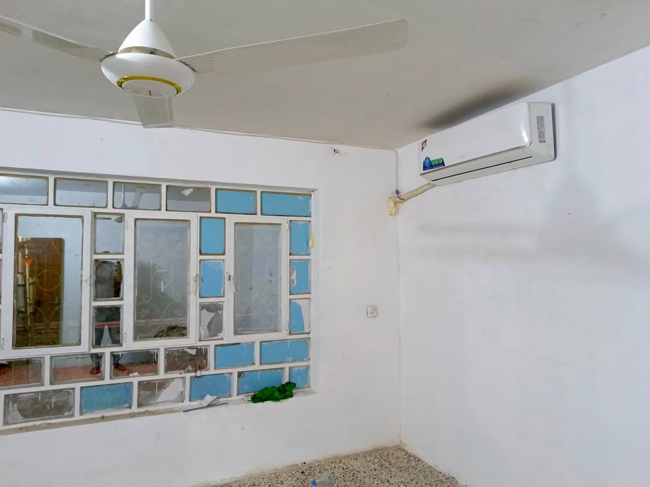 مكتب الصادق
بيت مربع طابق ثاني للإيجار نظيف 
يحتوي على غرفتين نوم ومطبخ وصالة وخدمات وبلكونة 
الواجهة ١٠×١٥
المكان الشعب شارع الصحة حي الكوثر مقابل جامع الحق
السعر ٣٥٠ 
أبو عادل ***********
