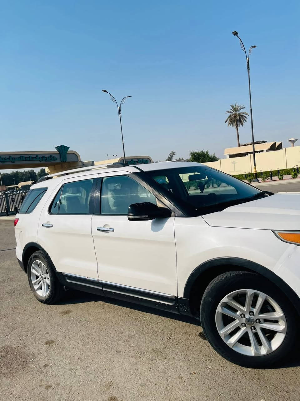 السلام عليكم
فورد اكسبلور 2011    وارد خليجي شركة نيفا
بأسمي رقم انكليزي الجديد 3.5 6vابيض خليجي كلين السياره فقط شبر بالجاملغ الامامي 
سياره فتحة سقف
تشغيل عن بعد
حساسات خلفيه
اشاير بالمري
داخل جلد وكهرباء 
شاشه كبيرة 
كير و مكينه كفالة
شاشه كبيره وجديده اني شديتها على ايدي
تبريد قطعتين ثلج
سياره فول  موصفات حلوه
السعر ١٣٥وبيها مجال 
 للبيع او مراوس .
رقم الهاتف ***********
