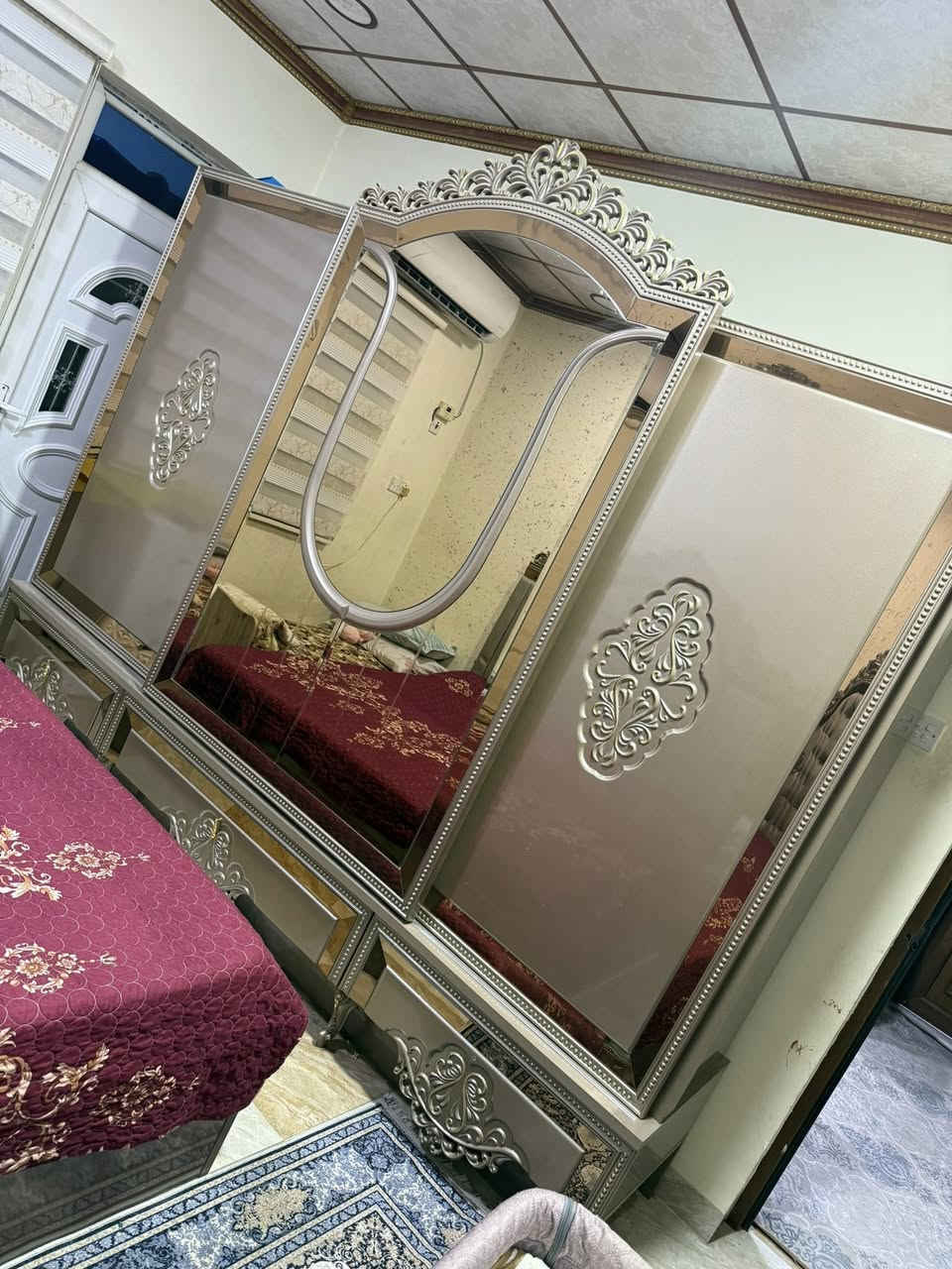 غرفة نوم تركيه ملكيه شغل تكمه  ماخذتها من كركوك من سحر للاثاث للبيع مابيها اي عيب ولا اي كسر ونظيفه كلش وبعد بيها مرايه طويله وطابوريه طويله يم السرير نفس قماش راس السرير بسبب ضيق المكان ممتواجدين للاستفسار اتصال على الرقم ***********
