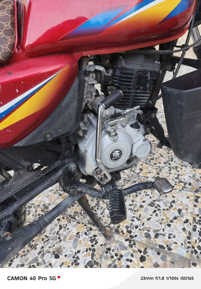 السلام عليكم بوكسر للبيع 
موديل 20 طالعه ب21
رقم بغداد انگليزي بأسمي مكاني بغداد
عليها ادامه قبل أسبوع 
كابريتر زنجيل ويل خلفي تأير خلفي
مجمع الدگم كهربائيات كله جديد 
مكينه خير من الله ترايك وين متريد
السعر 1700 وبي مجال بسيط
تواصل واتساب ***********
